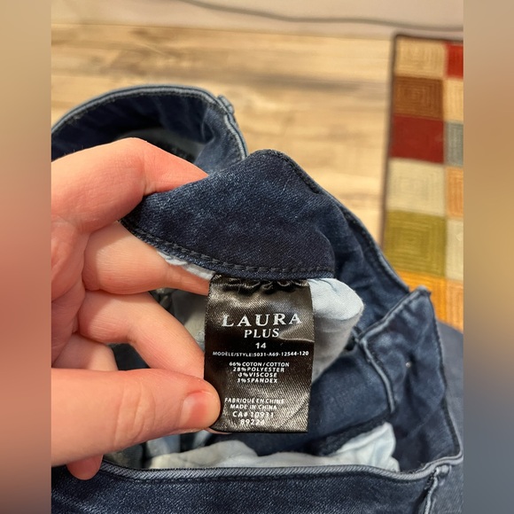 Embellished Stretch Jeans - Picture 7 of 7